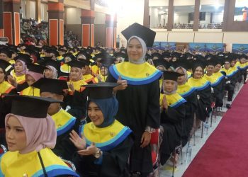Dari Berjualan Buket Hingga Naik “Kereta Cepat”, Runi Raih Gelar Wisudawan Termuda.